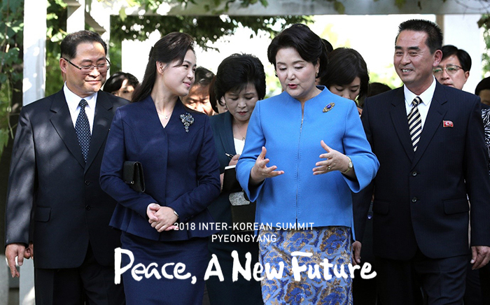 First lady Kim Jung-sook and North Korean first lady Ri Sol Ju head for an orchestra performance at the Kim Won-gyun Conservatory, North Korea’s top music college on Sept. 18. (Pyeongyang Press Corps)